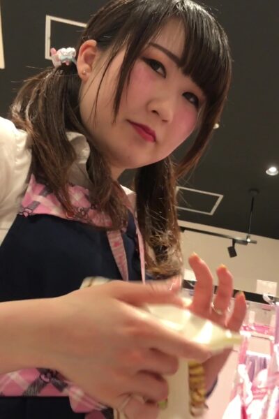 ツインテールが可愛く似合うファンシーショップ店員さんの制服の下は黒ストッキング越しのピンク色P OL19SP-4K