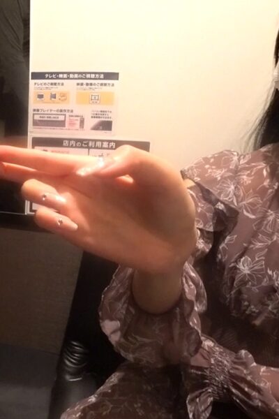 ＊パパ活女子＊奨学金返済のためにパパ活を始めた女子大生が満喫でおじさんの肉棒を笑顔で手コキ